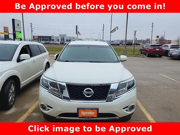 2016 Nissan Pathfinder SV photo 2