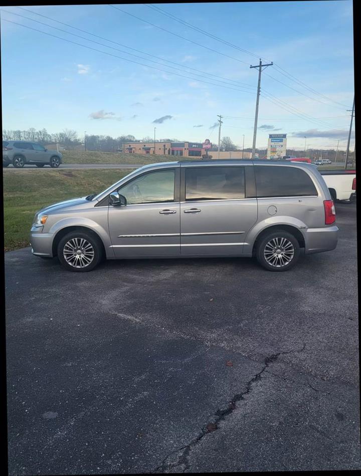 2014 Chrysler Town & Country Touring-L